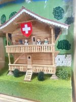 Schweizer Chalet. Handarbeit, Modell im Glaskasten.