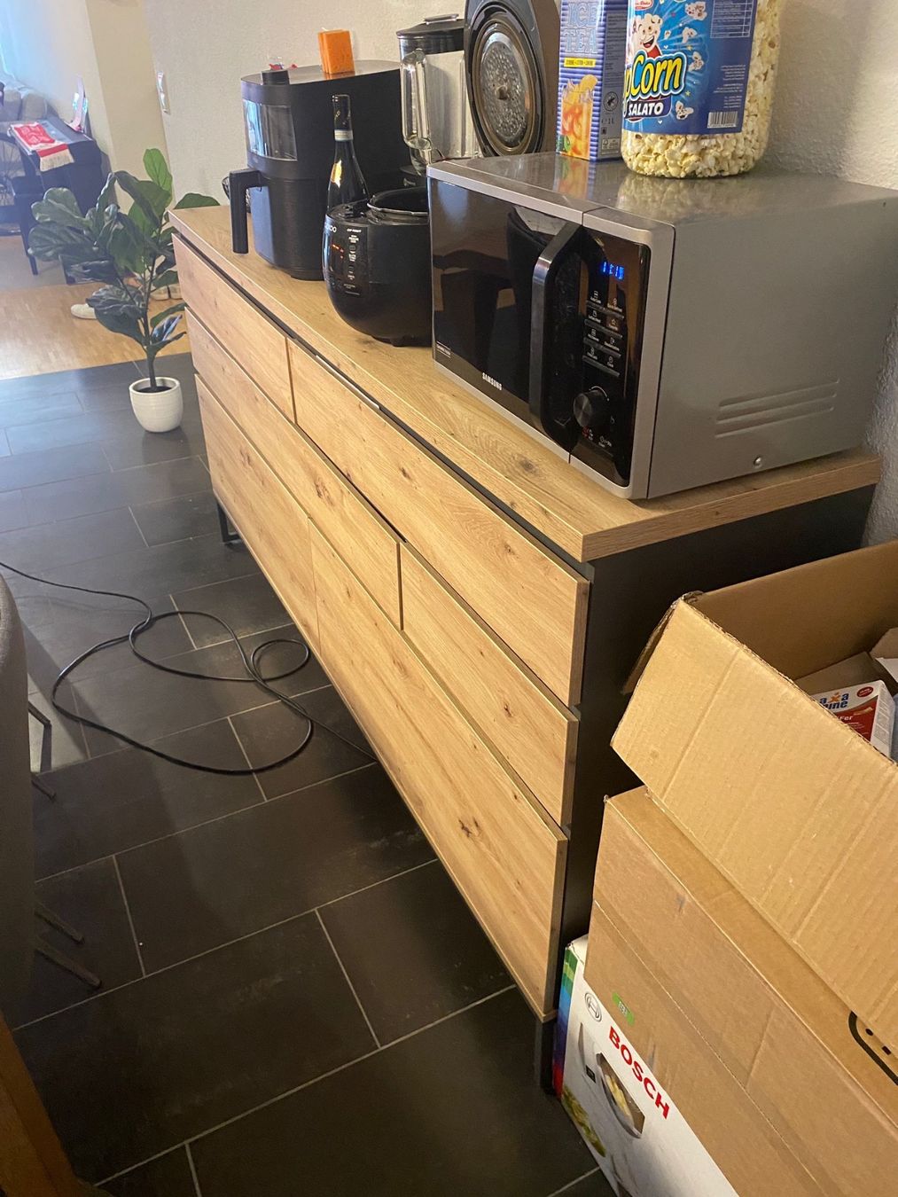 Cassettiere: Modernes Sideboard in Eiche-Optik mit schwarzem Metalfüssen – Usato da Zürich venduto da LRNT 4