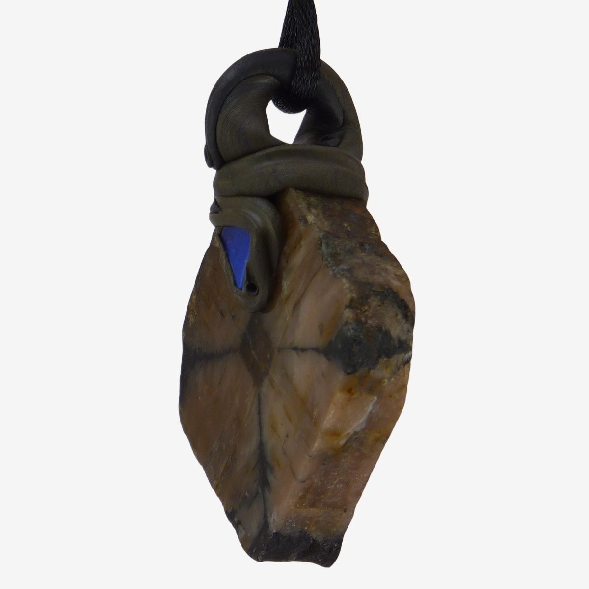 Minerali & Pietre curative: Chiastolith Steinanhänger mit Lapislazuli – Nuovo e nell'imballaggio originale da Meilen venduto da BYRD-Design 1