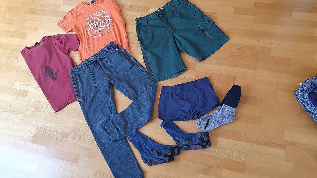 Lotti & Set di vestiti: Kleiderpaket Jungs mit Wandersocken – Usato da Niederwangen b. Bern venduto da thurncaro
