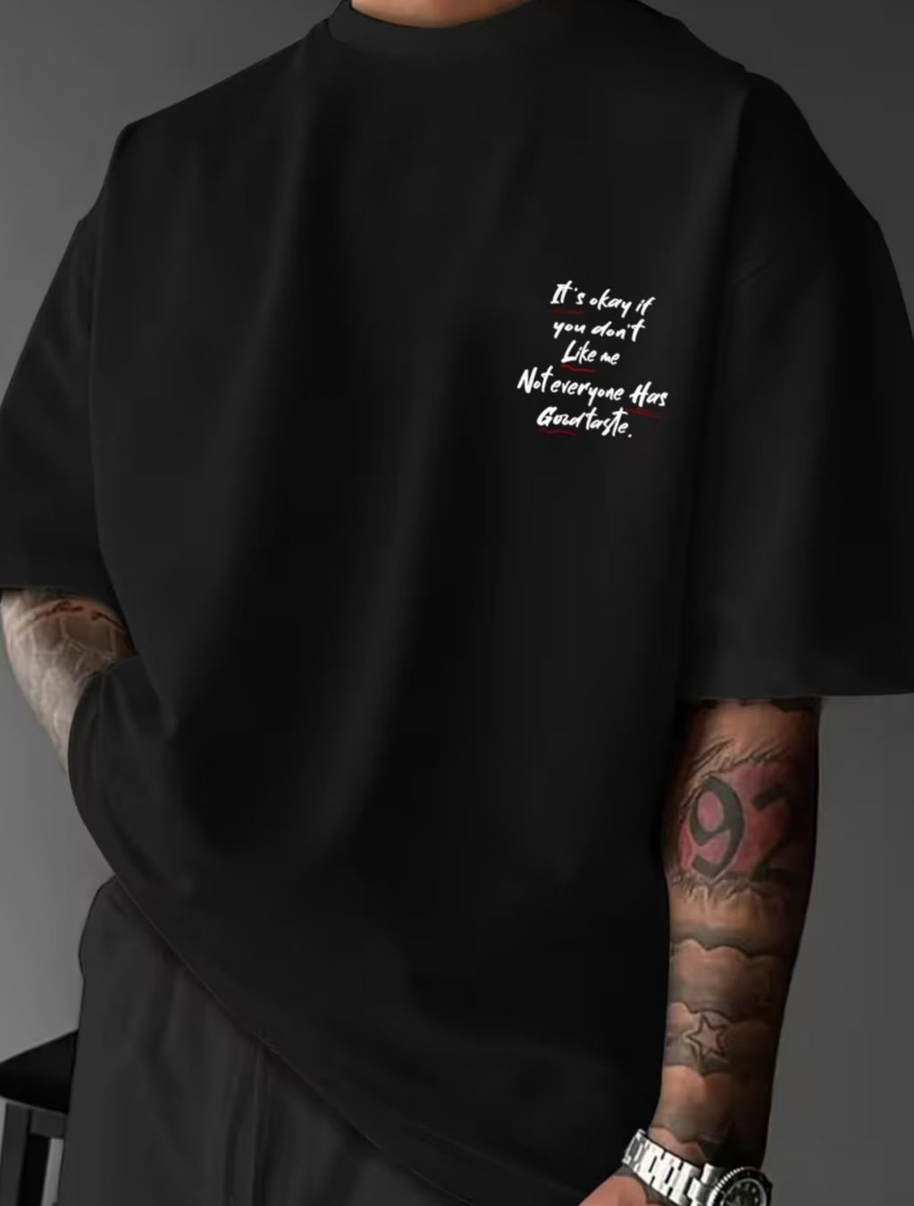 T-Shirts: Schwarzes Herren Grafik-T-Shirt – Neu und originalverpackt aus Reinach BL von Deinfashion