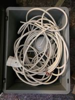 Kabelbox mit diversen Kabeln und Steckern
