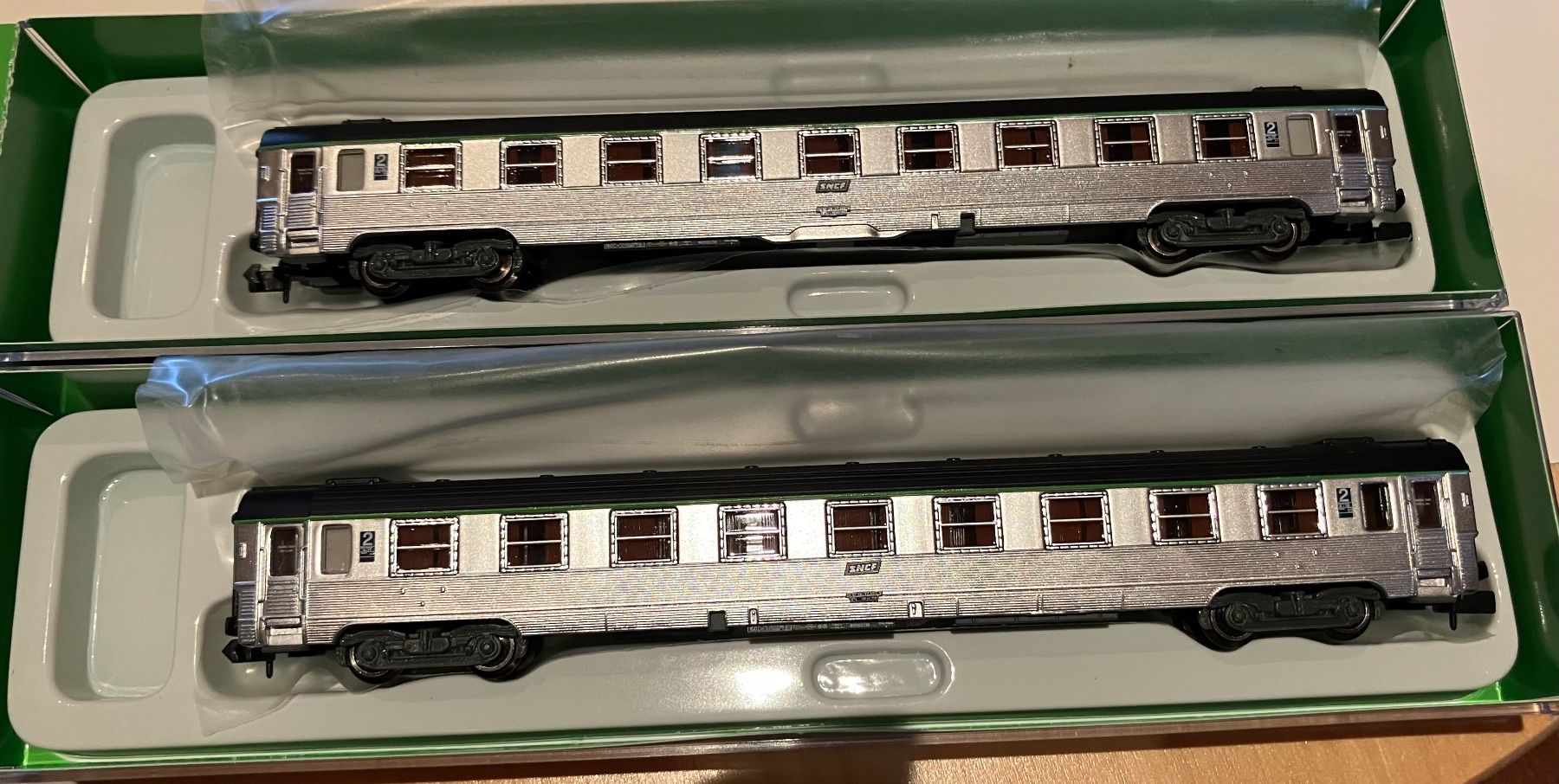 Arnold Modellini di ferrovie: Arnold HNS4378 SNCF 2teil Set Inox DEV Wagen – Nuovo e nell'imballaggio originale da Dompierre VD venduto da immorentes 2