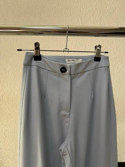 Pantaloni: Bershka Stoffhose hellblau Gr.34 – Usato da Uster venduto da lor_7by9