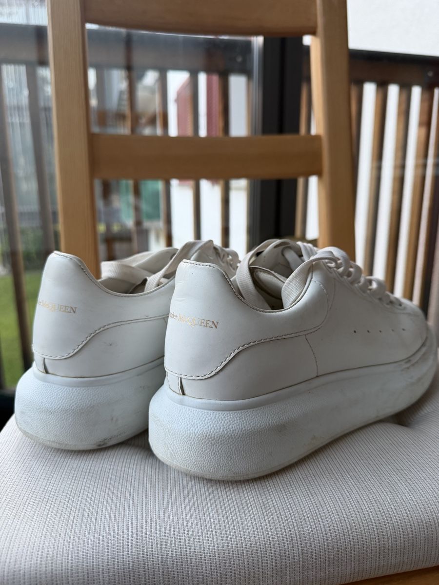 Alexander Mcqueen Herrenschuhe: Alexander McQueen White Oversized Sneakers - Size 38.5 👟  – Gebraucht aus Pfäffikon ZH von Mish-mischelina