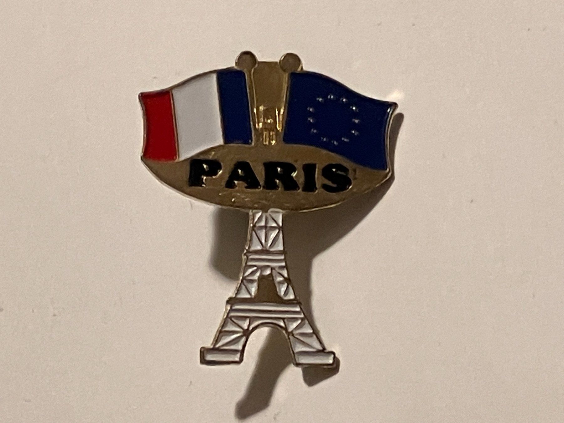 Placchette & Badge: 1 Pin Paris – Usato da Basel venduto da djwwpp