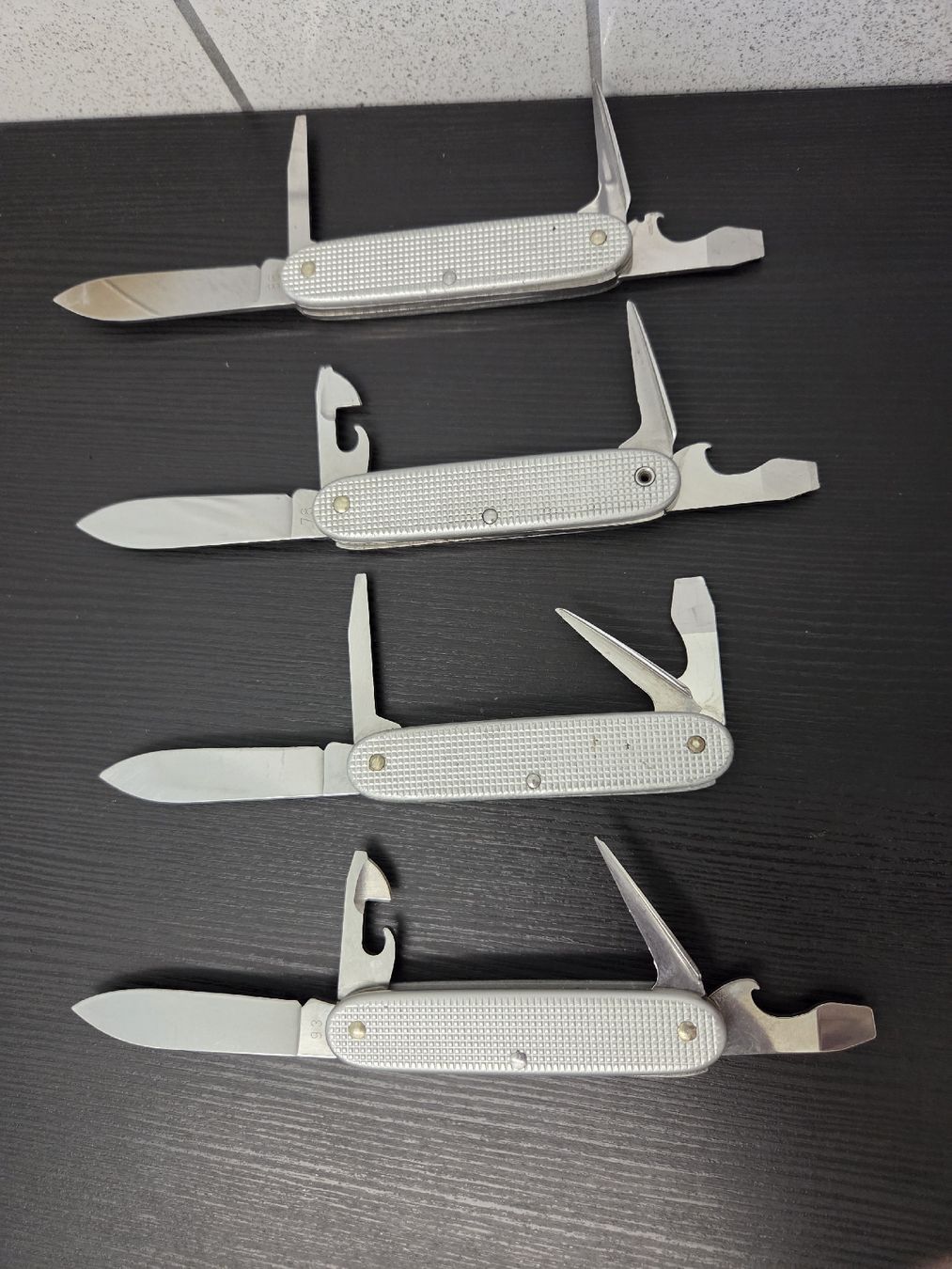 Victorinox Coltelli tascabile: 4x Militärsackmesser Alox – Usato da Dietikon venduto da Allegra34 8