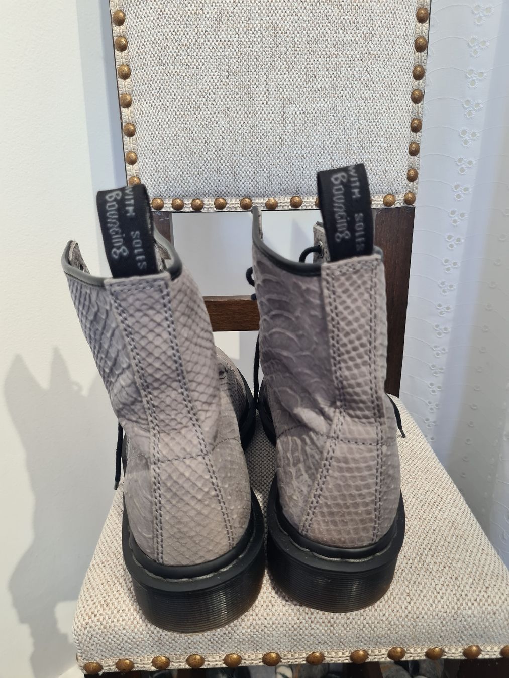 Dr. Martens Damenschuhe: Dr. Martens Python Print Stiefel Gr. 38 Beige Grau  – Gebraucht aus Adligenswil von FriedasWelt 5