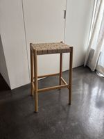 Schöner Barhocker aus Holz mit Textilgewebe, neuwertig