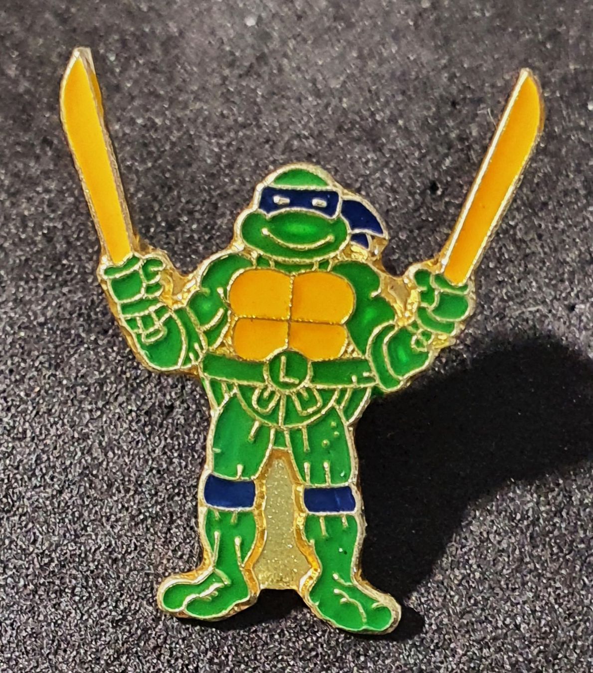 Placchette & Badge: BB813 - Pin Ninja Turtles Leonardo – Usato da Reinach BL venduto da Boston-Verkauf
