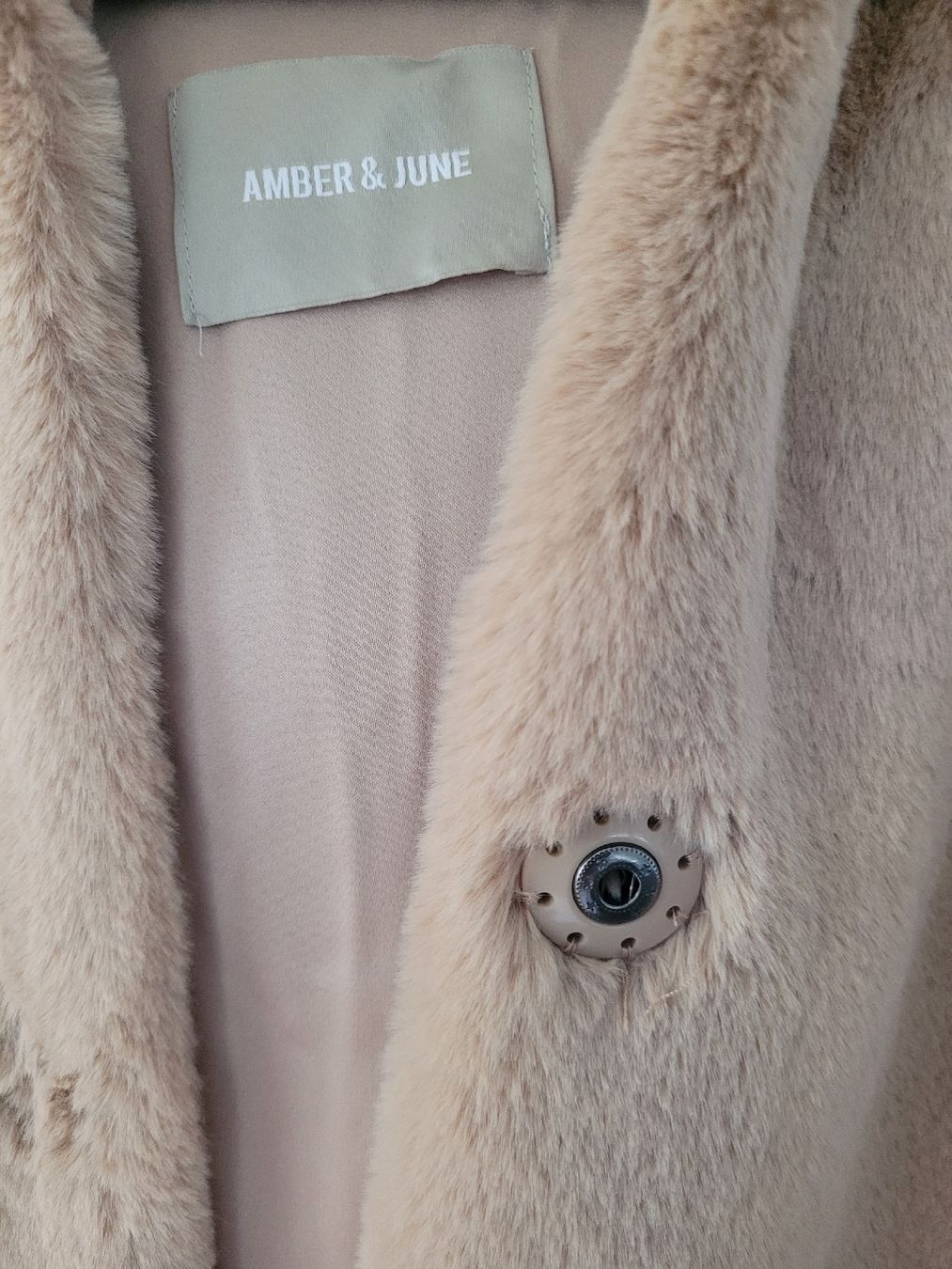 Gilet & Giacche senza maniche: Amber & June Fellweste mit Kapuze – Usato da Biberist venduto da hertd 2