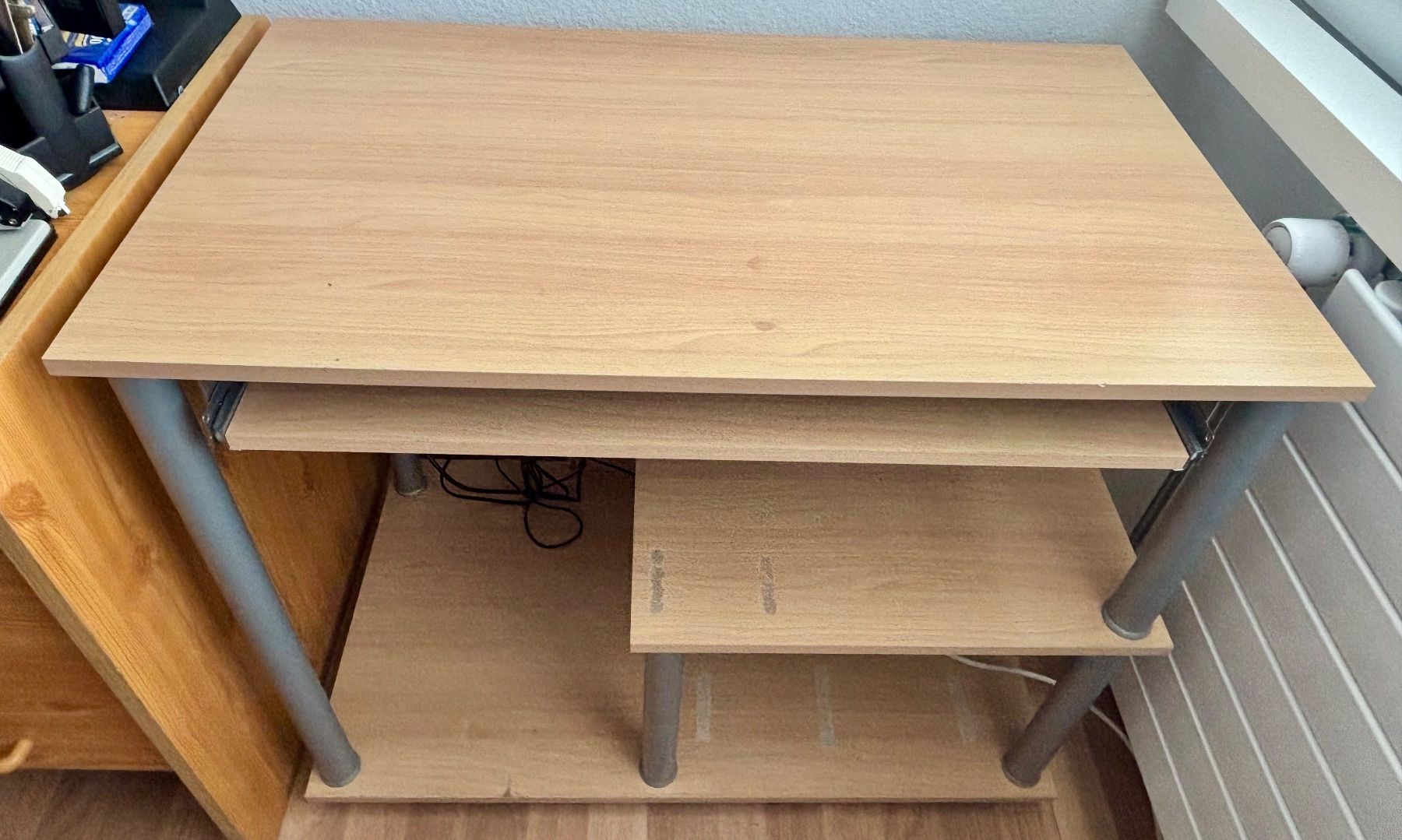 Bureaux: Computertisch klein Holzoptik mit Auszug – D'occasion à Jona par nowbody2040