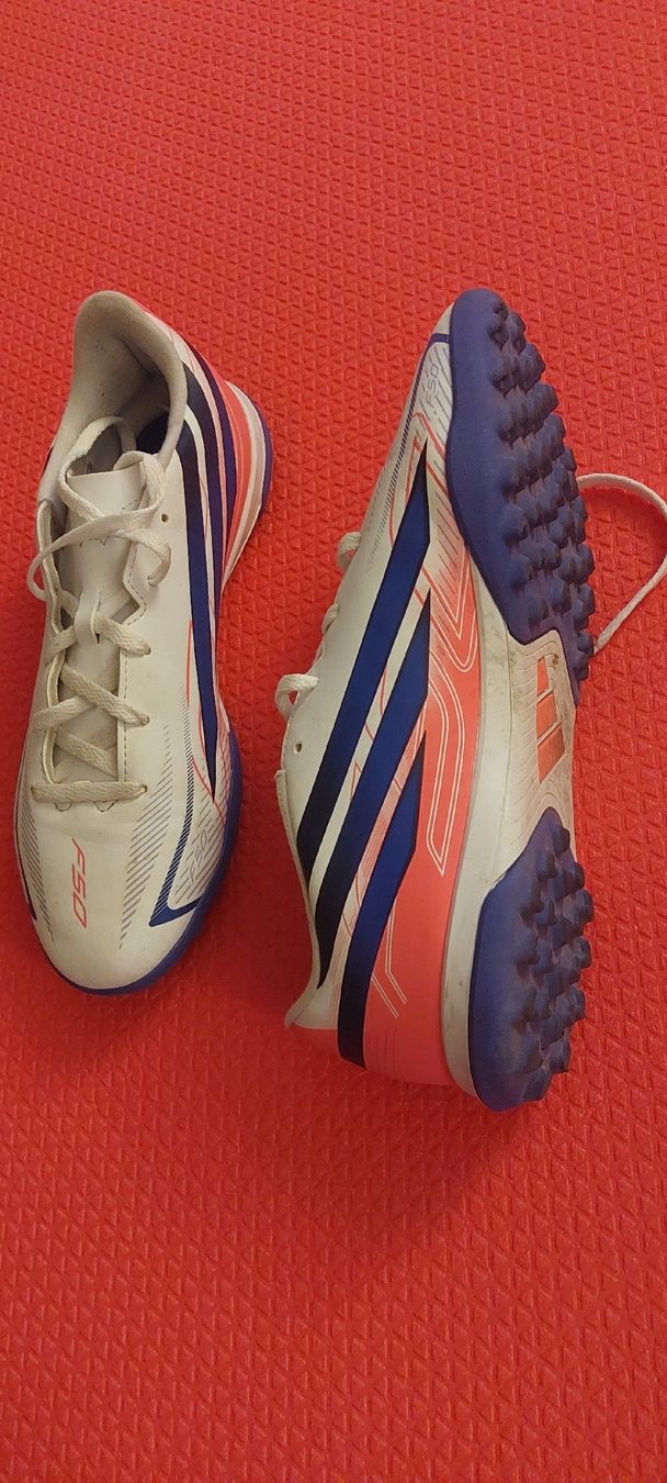 Adidas Chaussures garçon: Neue Adidas Fussballschuhe – Neuf (Voir description) à Binningen par Zelaya 2