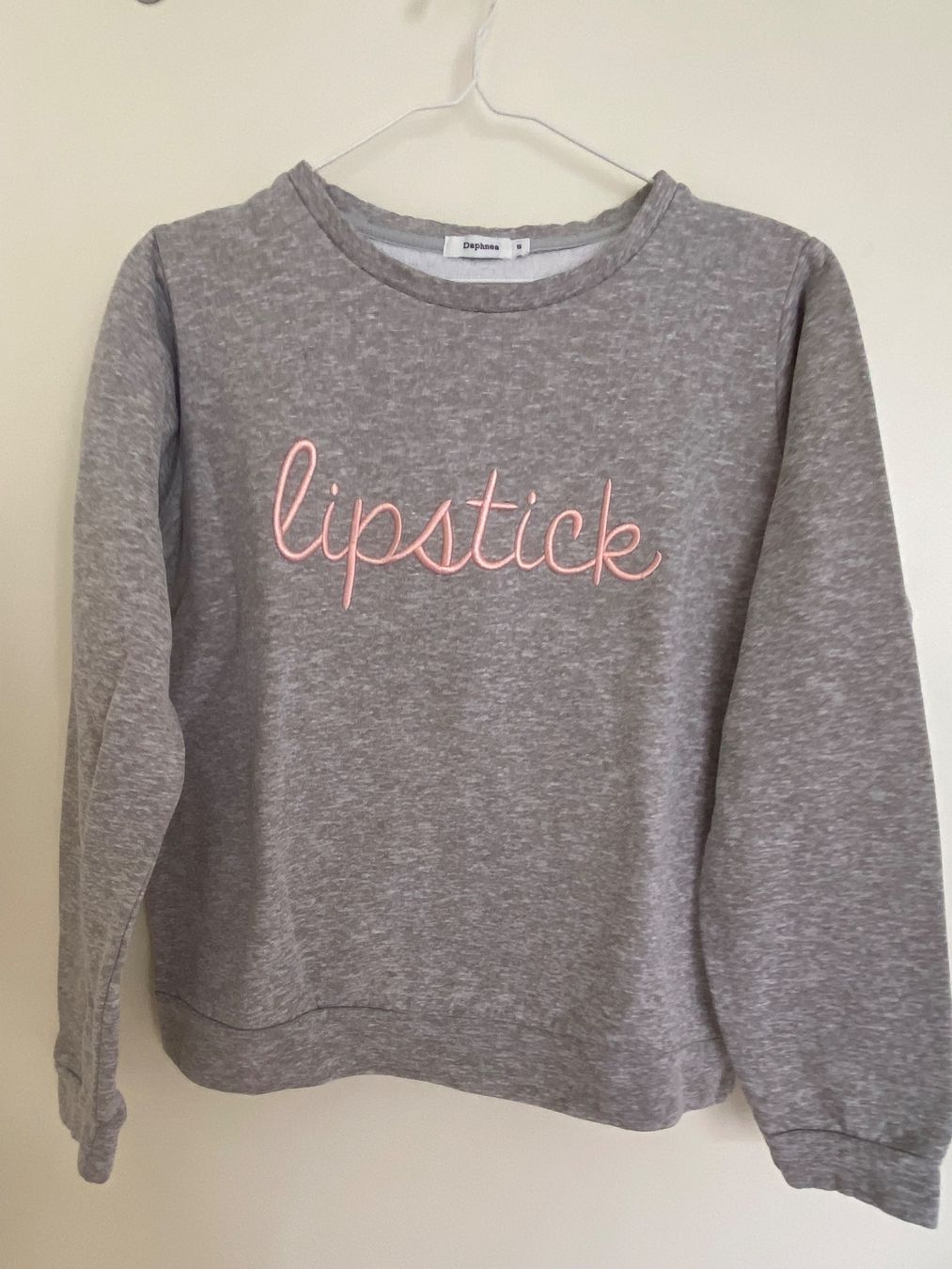 Maglioni & Felpe: Grauer Pullover mit Schriftzug "Lipstick", Grösse S – Usato da Kilchberg ZH venduto da lin_9p9m