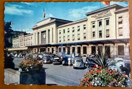 Genève - Cornavin - Voitures anciennes devant la gare