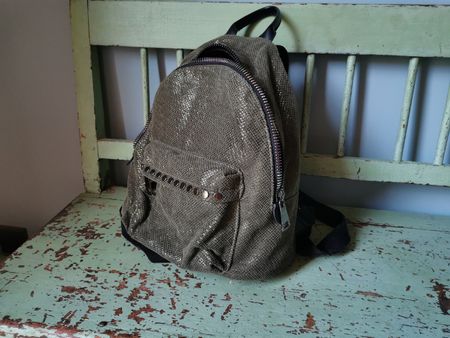 Trendiger glänzender Rucksack mit Nieten - waldgrün, wie neu