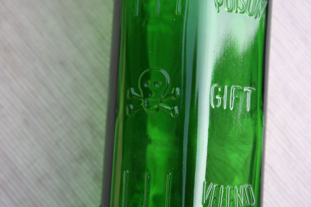 Halloween Hundehalsband Mit Fliege – Gruseldesign Mit Totenkopf & Giftflasche, Verstellbar Für Kleine Bis Große Hunde, 2 Stück
