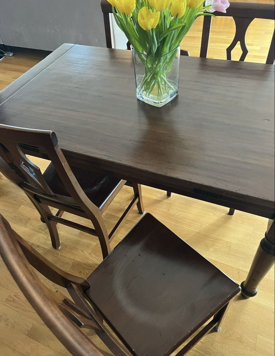 Set di tavolo e panche: Elegant Dining Set: Table with Four Matching Chairs – Usato da Au ZH venduto da manuelchiatello 1