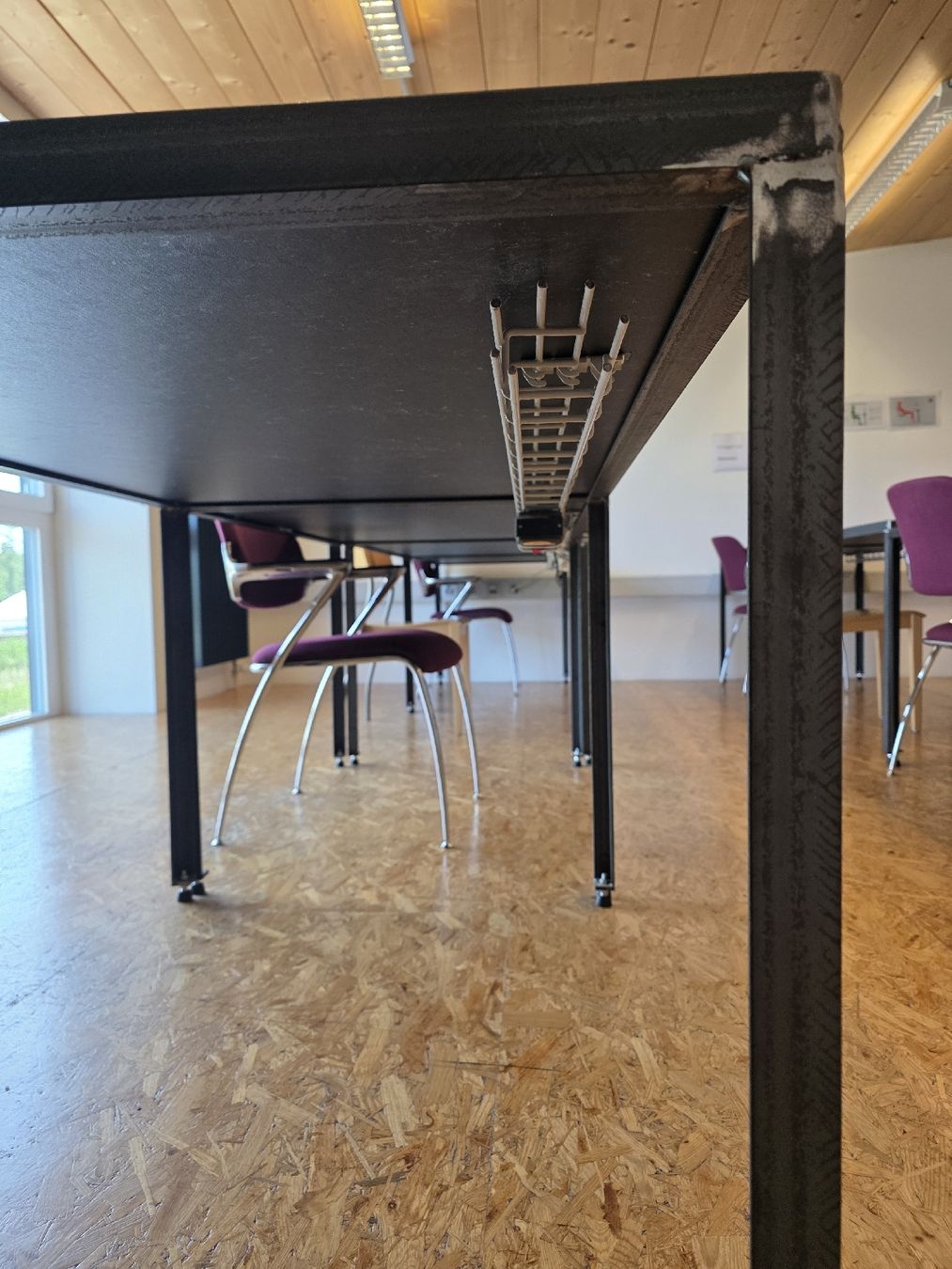 Tische: Tisch mit Kabelkanal – Gebraucht aus Zuchwil von stef.g 1