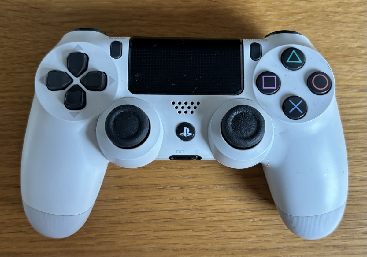 Sony Konsolen: PS4 Pro 1TB + weißer Controller + Ladestation + 7 Top-Spiele – Neu (gemäss Beschreibung) aus St. Gallen von eri_v7tg 4