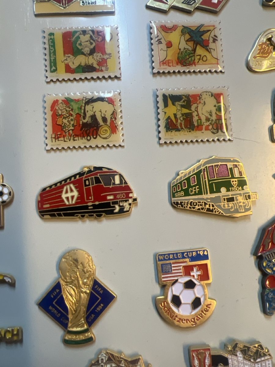 Placchette & Badge: Pin Sammlung im Alu Rahmen ca.200Pins  – Usato da Rorschach venduto da TimelessTrading 1
