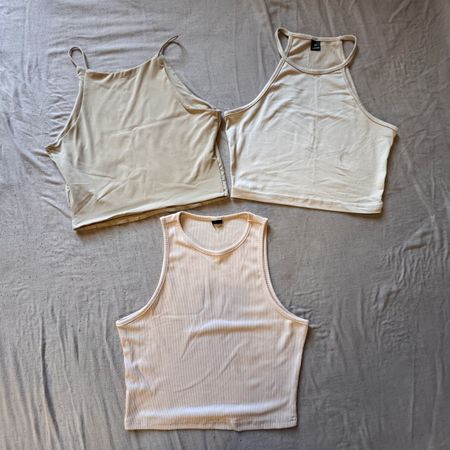 Trois top courts • beige • taille xs • neuf
