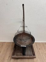 Tenneker Schwenkgrill Feuerschale auf fahrbarem Holzpodest