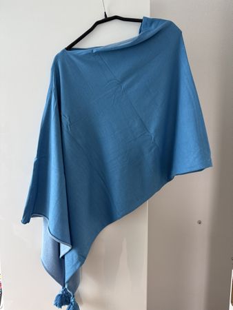 Clarina Poncho Hellblau mit Quasten, neuwertig & modern