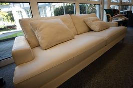 Titel: Sofa in Creme mit zwei passenden Kissen
