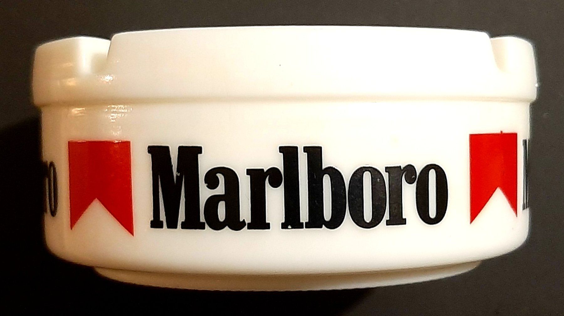 Marlboro Portacenere: Cendrier Marlboro – Usato da Montet (Glâne) venduto da Koada2