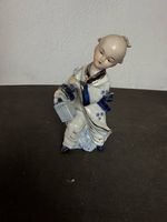 Chinesische Porzellanfigur Junge mit Fächer & Korb, 13cm