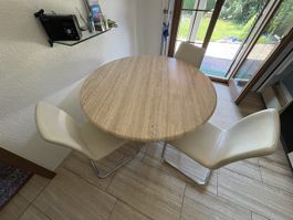 Runder Esstisch mit 3 Stühlen