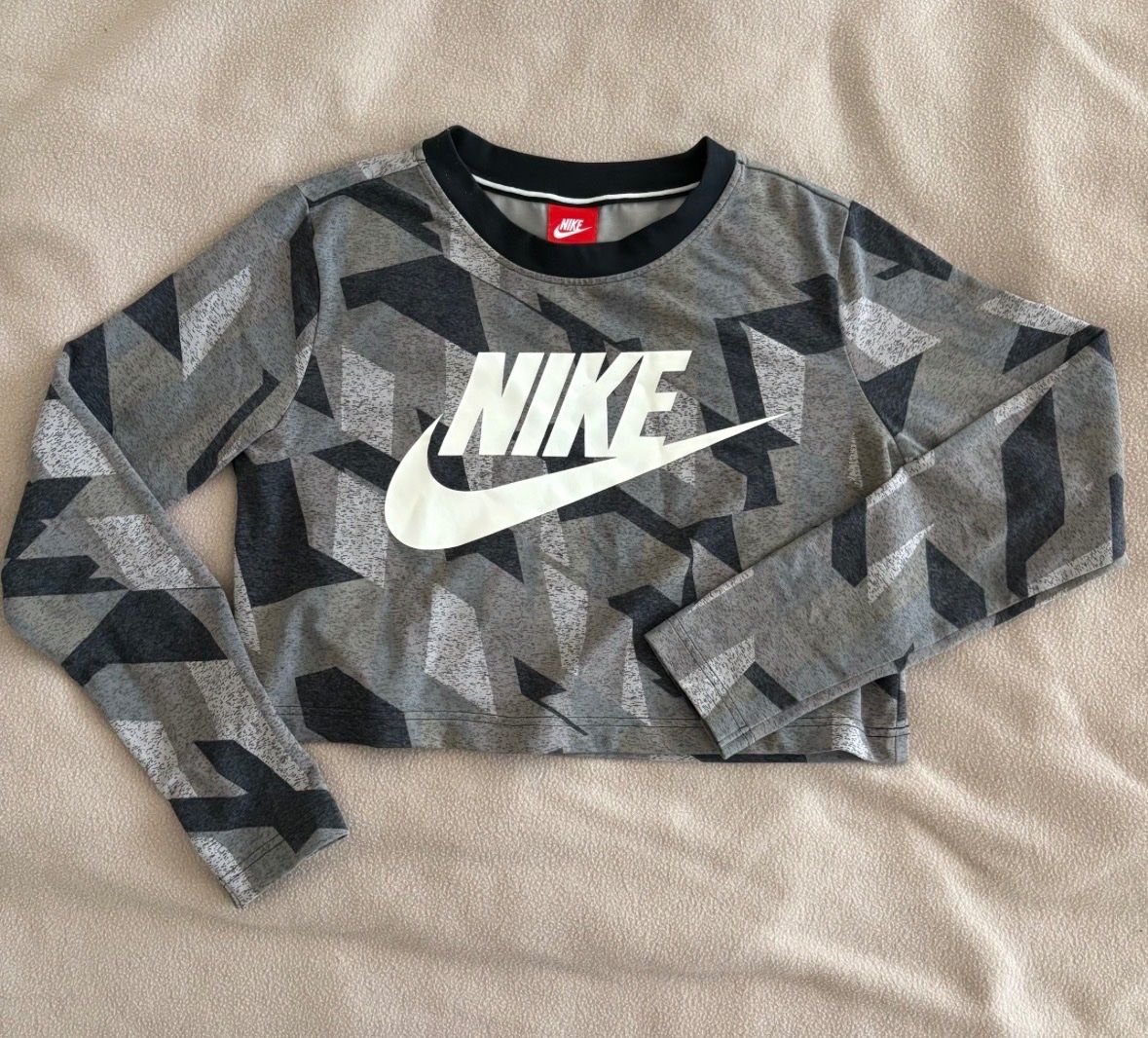 Nike Pullover & Sweatshirts: pull nike cropped – Gebraucht aus Montreux von m.mlkstn