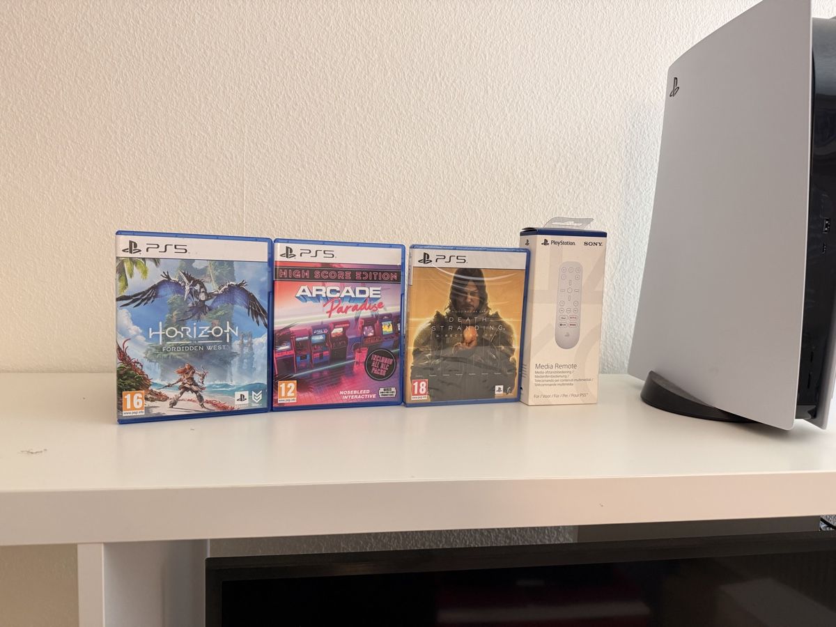 Sony Konsolen: Playstation 5 Bundle mit Tv,Möbel,Games und Controller – Gebraucht aus Bergdietikon von Peacce 1