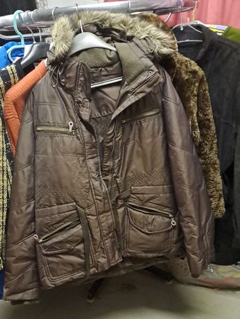 Winterjacke mit Kapuze, Grösse M, Farbe Braun - Top Zustand!