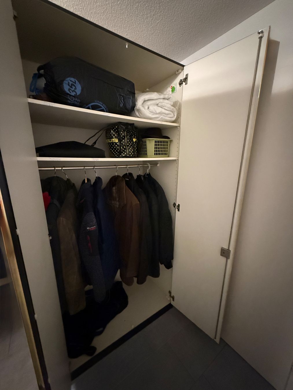 Armoires: Schrank 5 Türen Spiegelfront anthrazit, gebraucht – D'occasion à Hägendorf par AdlerTom 1