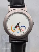 Weiße Damenarmbanduhr mit Lederarmband...