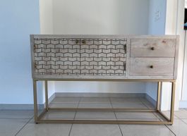 Sideboard/Konsolentisch aus Holz mit goldenen Akzenten