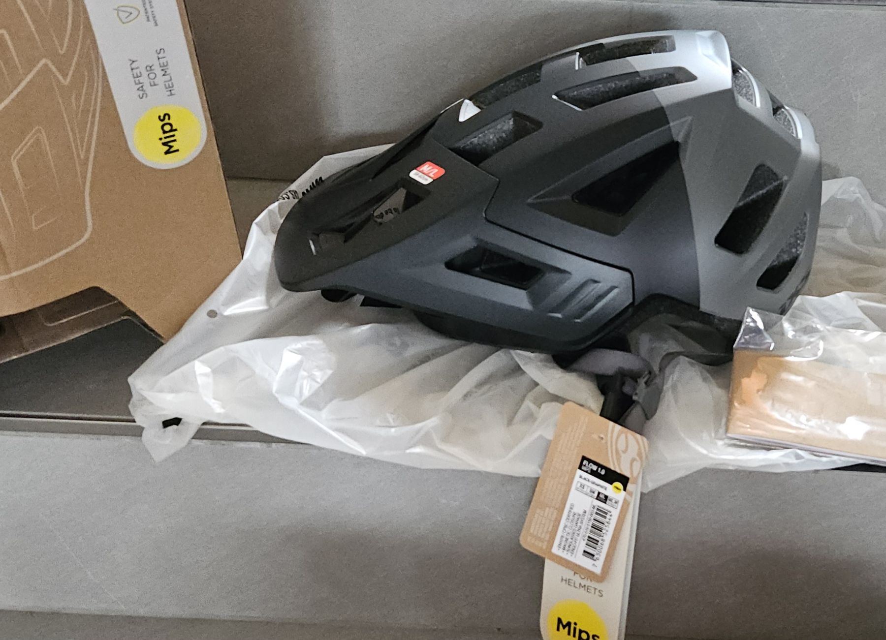 IXS Caschi: Neuer, ungetragener IXS Flow 1.0 MIPS Helm, Black-Graphite, – Nuovo e nell'imballaggio originale da Mauensee venduto da Padai