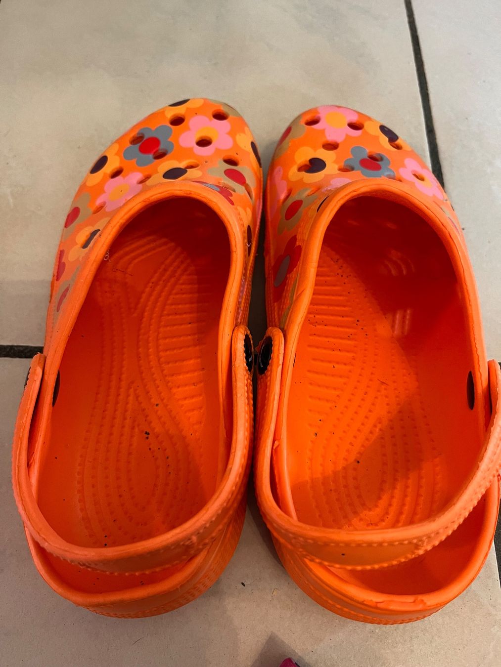 Crocs Scarpe da donna: Chaussures style crocs 41 oranges fleurs bon état – Usato da Porrentruy venduto da Madamebovary 2