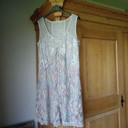 Pastellfarbenes Damenkleid mit etwas Spitzenbesatz Gr. M 