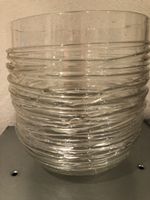 Glasvase rundum gezogene Glasfäden. Höhe 22 cm.