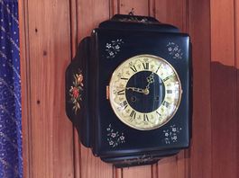 SALE Für Sammler: alte Wanduhr, Holz, schwarz, bemalt