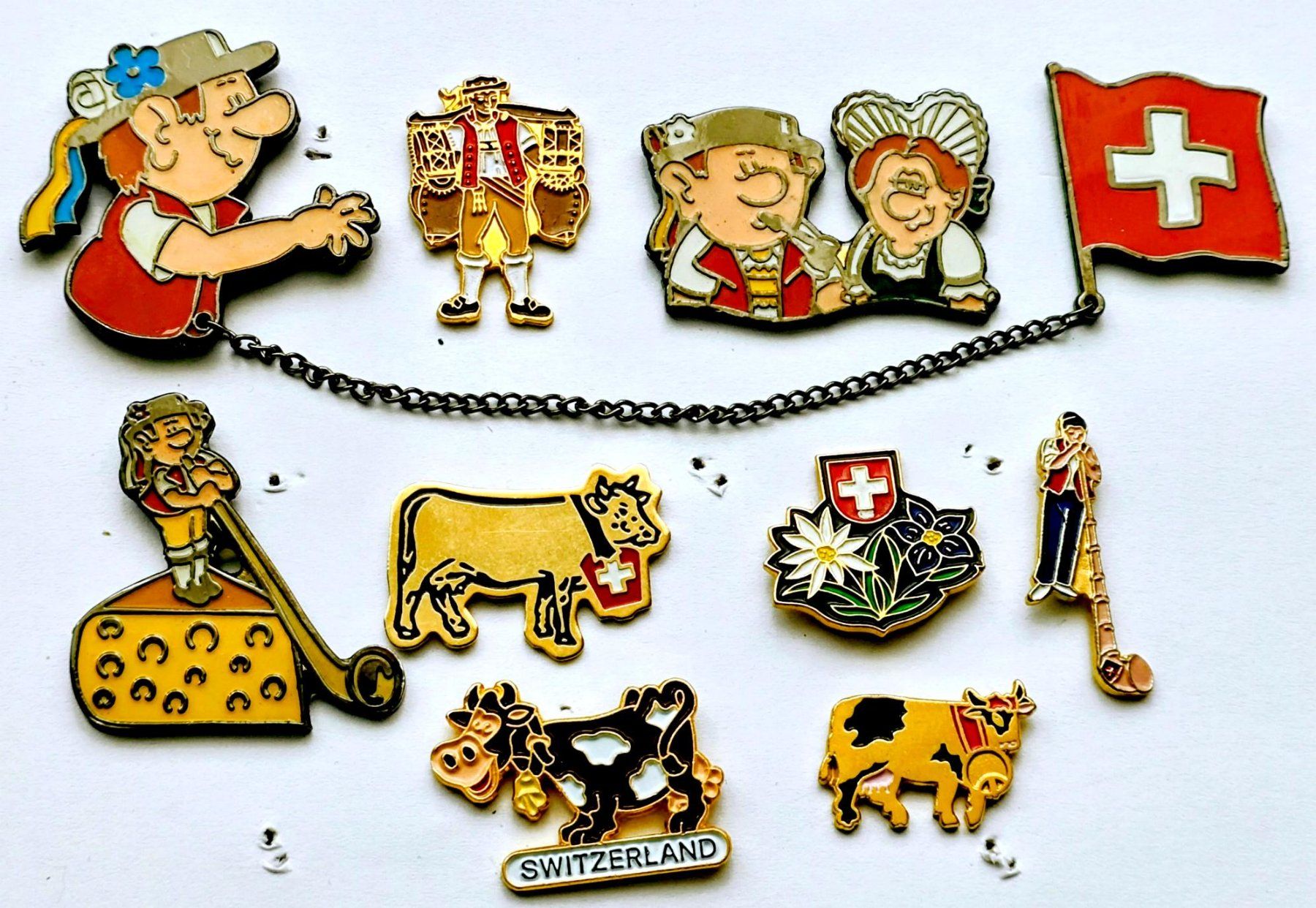 Plaquettes & Badges: 9 Pins typisch Schweiz  (02) – D'occasion à Pfäffikon ZH par Colacity