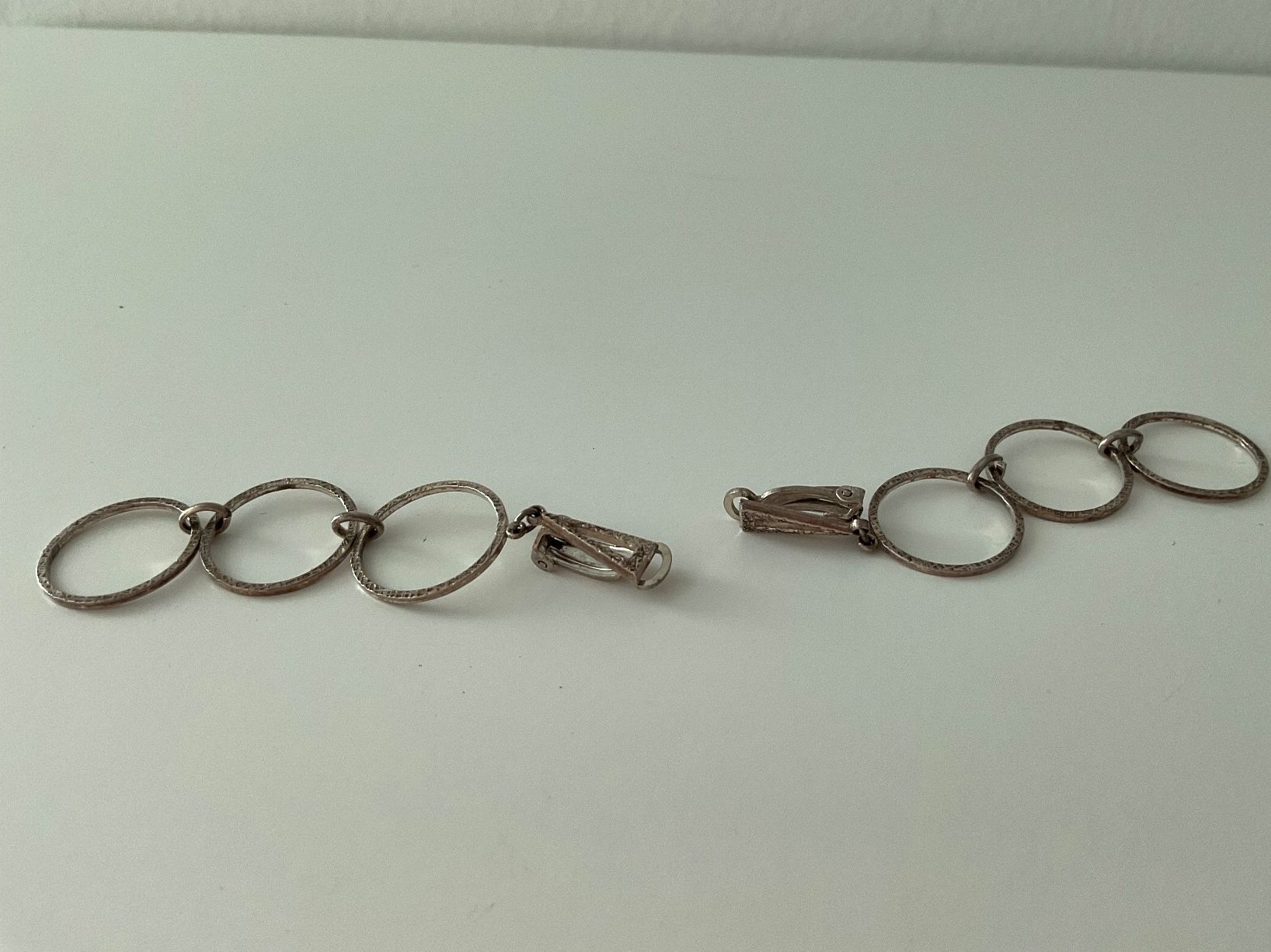Ohrringe & -stecker: Elegante silberfarbene Clip-on Ohrringe – Gebraucht aus Basel von cat_sq5m 1