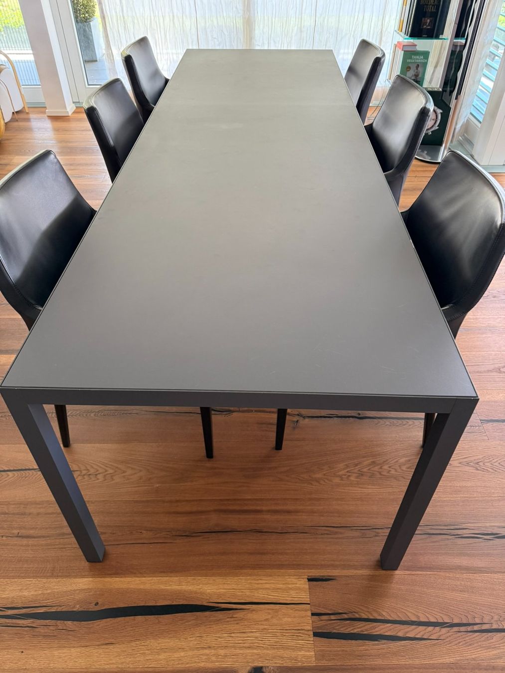 Set di tavolo e panche: MDF Tisch anthrazit mit schwarzen Wittmann Lederstühlen – Usato da Muri b. Bern venduto da ris_m7jw