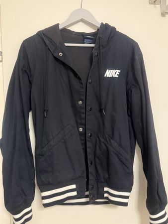 Veste à capuche Nike noir taille S bon état général