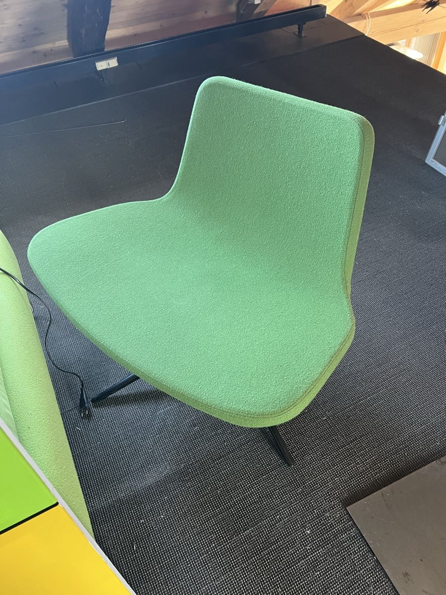 Hay Poltrone: HAY Ray Swivel Base Lounge Sessel – Usato da Altnau venduto da fis_7dc8