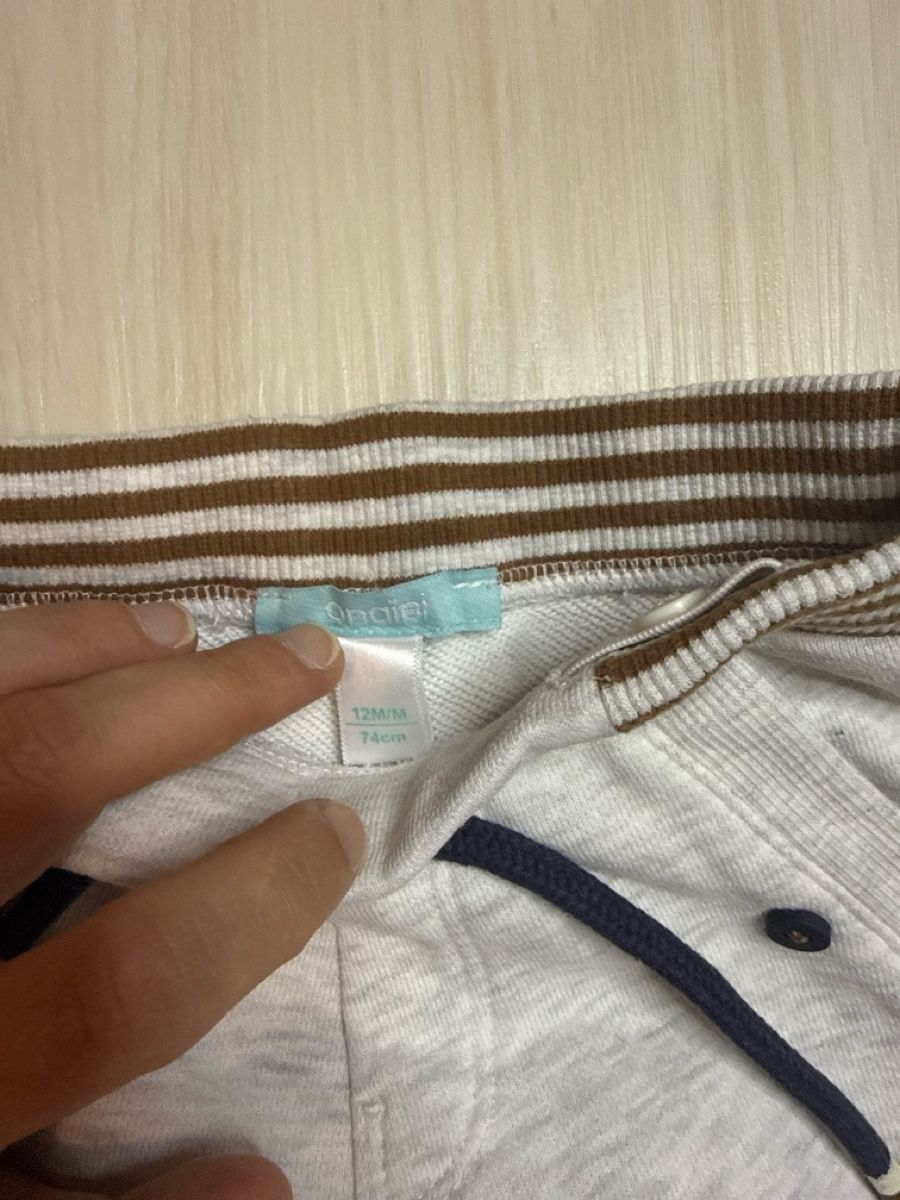Hosen: Grey jogging bottoms with striped cuffs, size 12 months – Gebraucht aus Effretikon von lio_gjr8 2