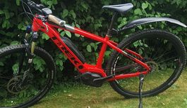 VTT électrique Trek rouge, pour bricoleur, bien lire annonce